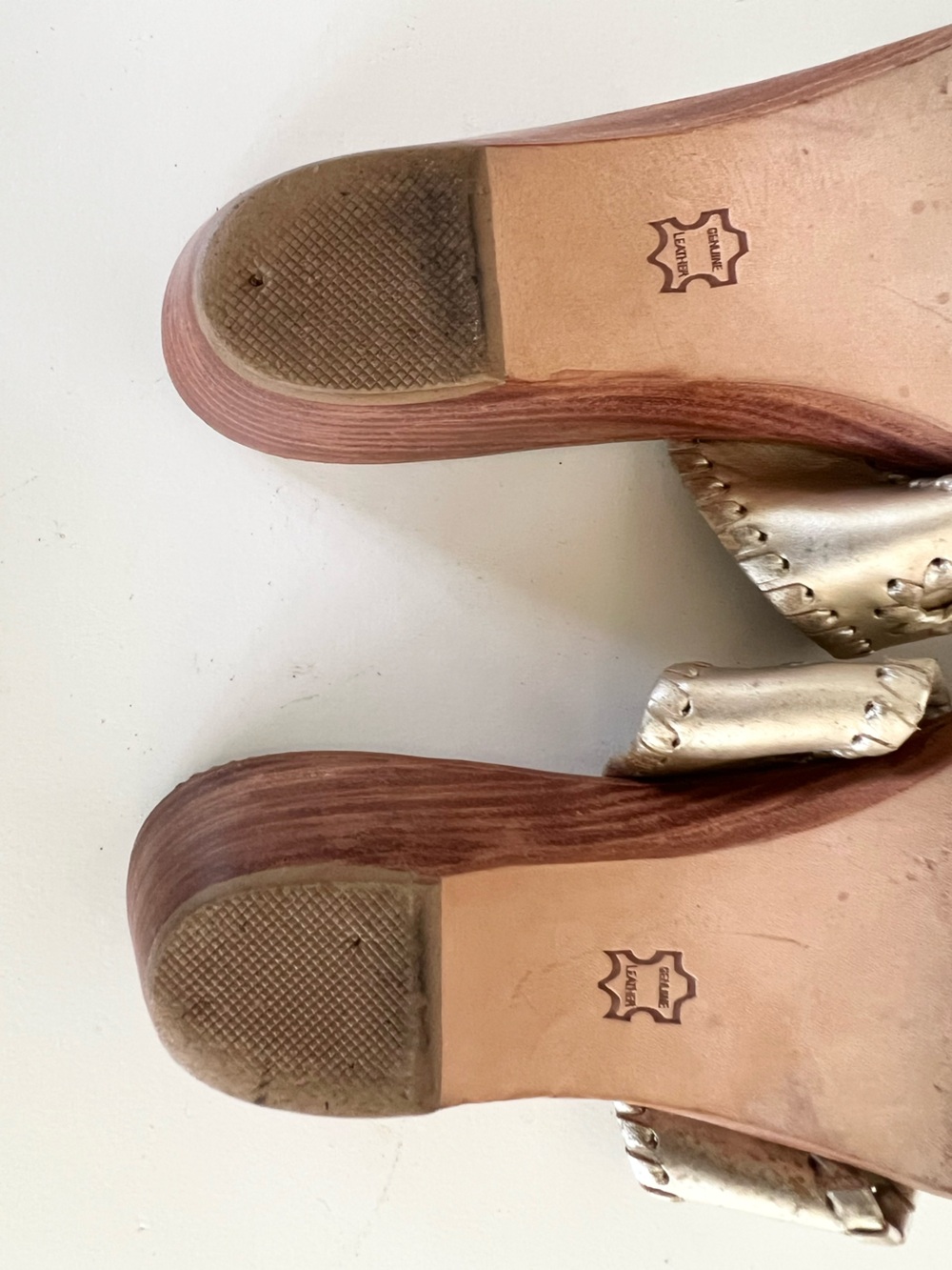 Jack Rogers Mid Wedge 2" Leather Thong Sandals in Metallic Platinum, 8M - Picture 8 of 13